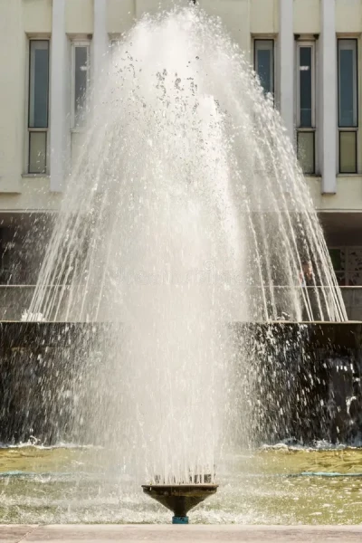 lo-zampillo-di-acqua-di-una-fontana-spruzzata-di-acqua-nella-fontana-97255663.webp